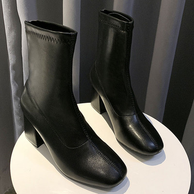 Stílusos női csizma hegyes modell vastag sarokkal, öko velúrból, fekete színben