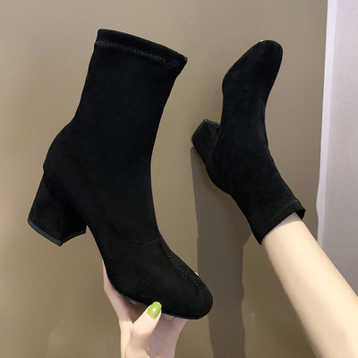 Stílusos női csizma hegyes modell vastag sarokkal, öko velúrból, fekete színben