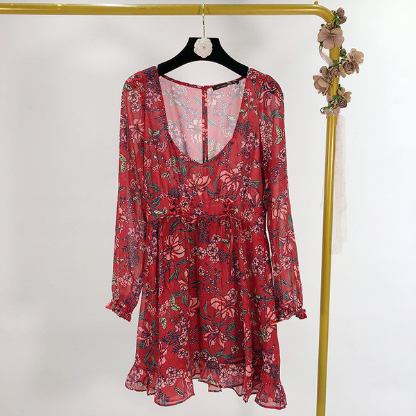 Modern rövid, piros színű tüllruha virágmintával, magas derékkal és fürtökkel