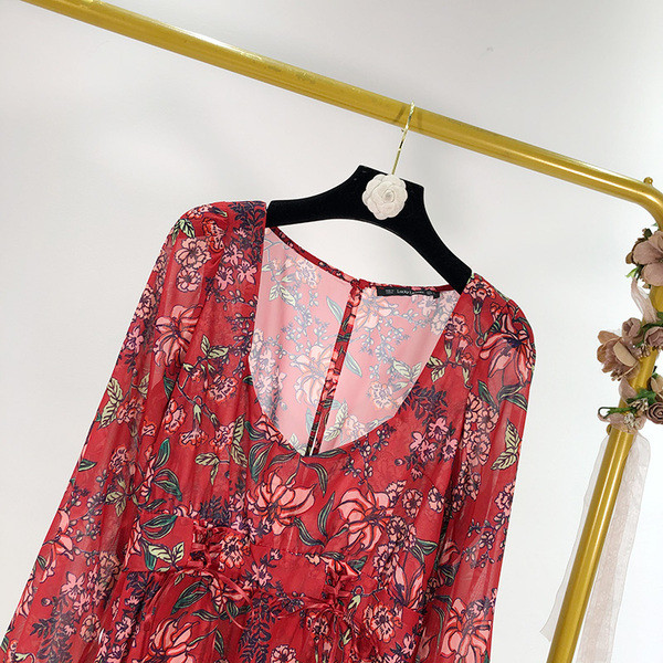 Modern rövid, piros színű tüllruha virágmintával, magas derékkal és fürtökkel