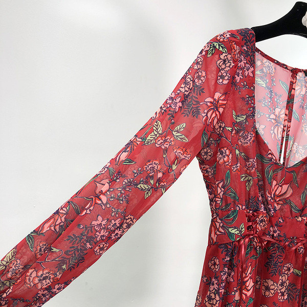 Modern rövid, piros színű tüllruha virágmintával, magas derékkal és fürtökkel