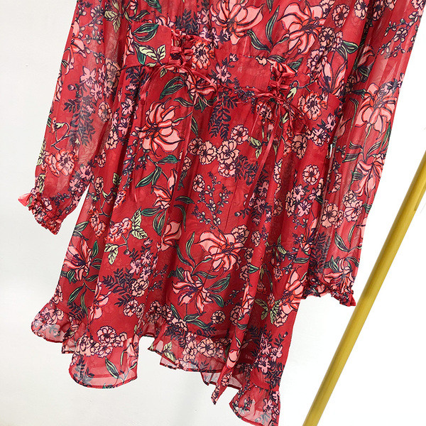 Modern rövid, piros színű tüllruha virágmintával, magas derékkal és fürtökkel