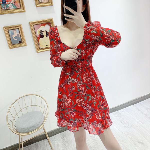 Modern rövid, piros színű tüllruha virágmintával, magas derékkal és fürtökkel