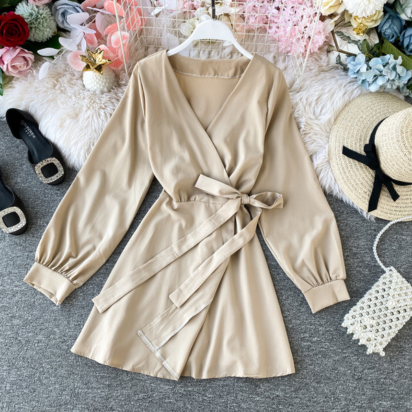 Rochie elegantă de damă cu cravate și decolteu spitz în bej