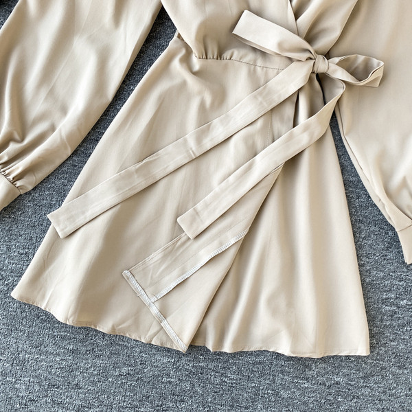 Rochie elegantă de damă cu cravate și decolteu spitz în bej