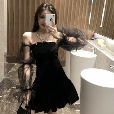 Μοντέρνο γυναικείο βελούδινο φόρεμα με  μανίκια από τούλι  και γυμνοί ώμοι σε μαύρο χρώμα