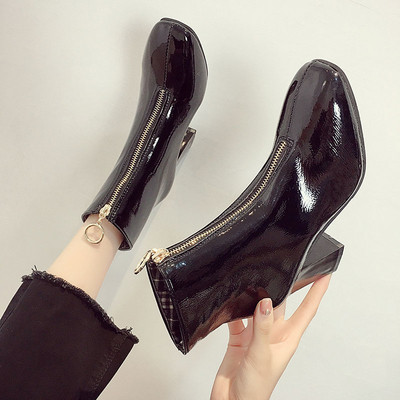 Γυναικείες μπότες με χοντρό τακούνι με φερμουάρ σε  άσπρο και μαύρο  χρώμα κατάλληλες για  το χειμώνα