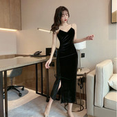 Modern női ruha hasítékkal és vékony bársony pántokkal, fekete színben