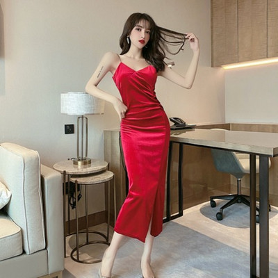 Modern női ruha hasítékkal és vékony bársony pántokkal, fekete színben