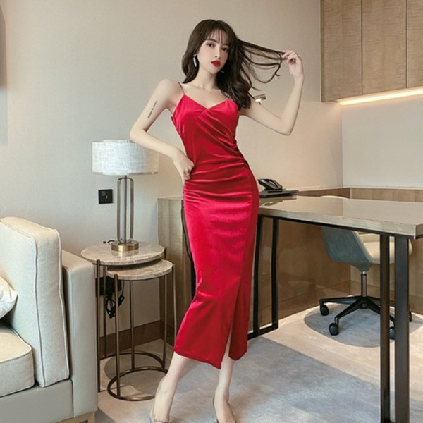 Modern női ruha hasítékkal és vékony bársony pántokkal, fekete színben