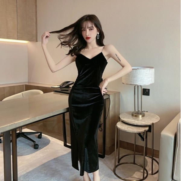 Modern női ruha hasítékkal és vékony bársony pántokkal, fekete színben