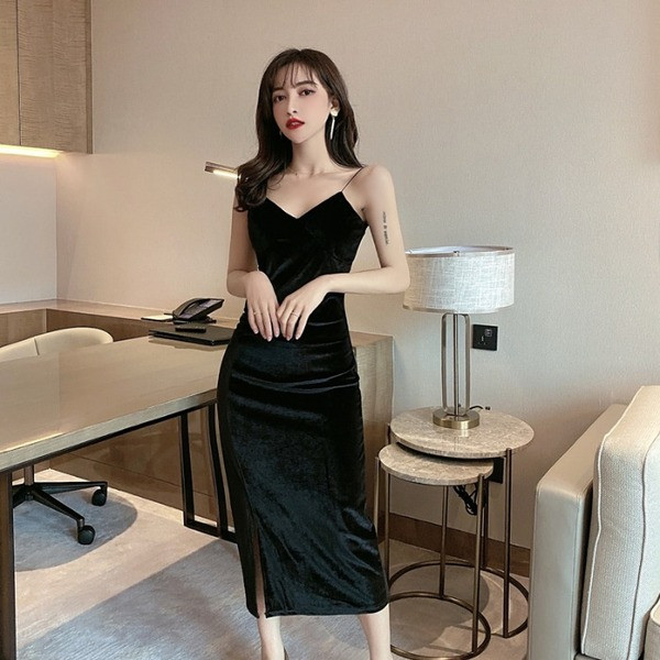 Modern női ruha hasítékkal és vékony bársony pántokkal, fekete színben