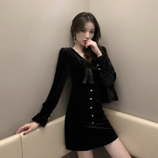 Rochie de dama din catifea cu panglica si nasturi in negru