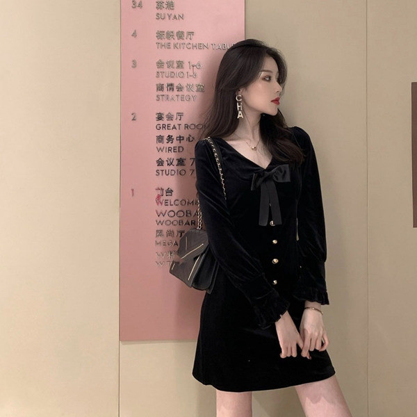 Rochie de dama din catifea cu panglica si nasturi in negru