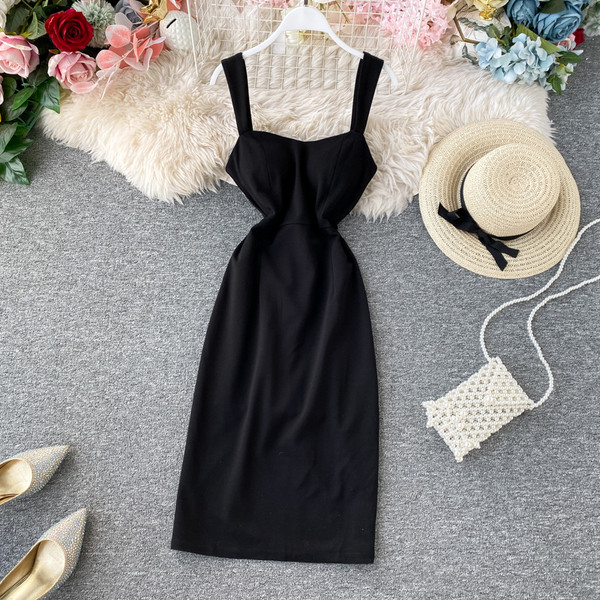 Modern női rövid ruha vékony pántokkal fekete színben -Vékony modell