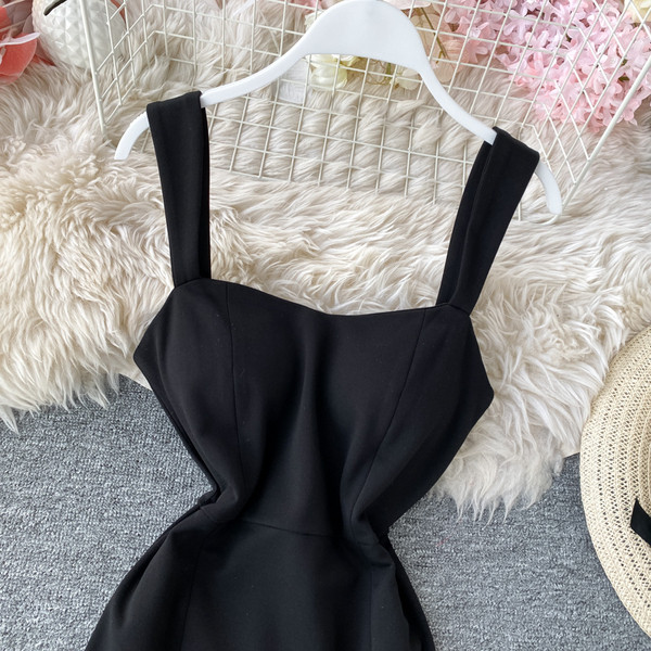 Modern női rövid ruha vékony pántokkal fekete színben -Vékony modell