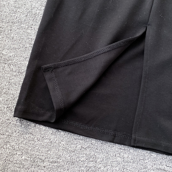 Modern női rövid ruha vékony pántokkal fekete színben -Vékony modell