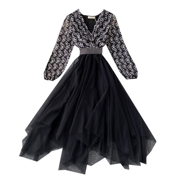 Modern női ruha spitz nyakkivágással és hosszú ujjú bézs és fekete színben