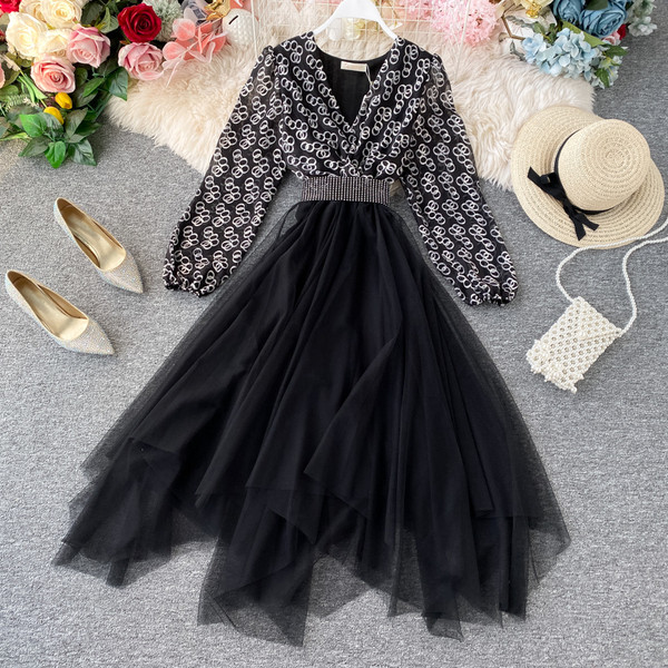 Modern női ruha spitz nyakkivágással és hosszú ujjú bézs és fekete színben