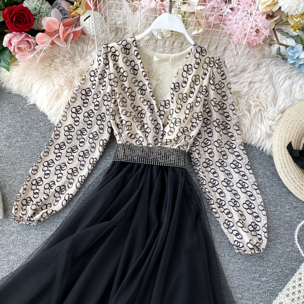 Modern női ruha spitz nyakkivágással és hosszú ujjú bézs és fekete színben