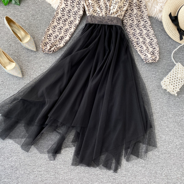 Modern női ruha spitz nyakkivágással és hosszú ujjú bézs és fekete színben