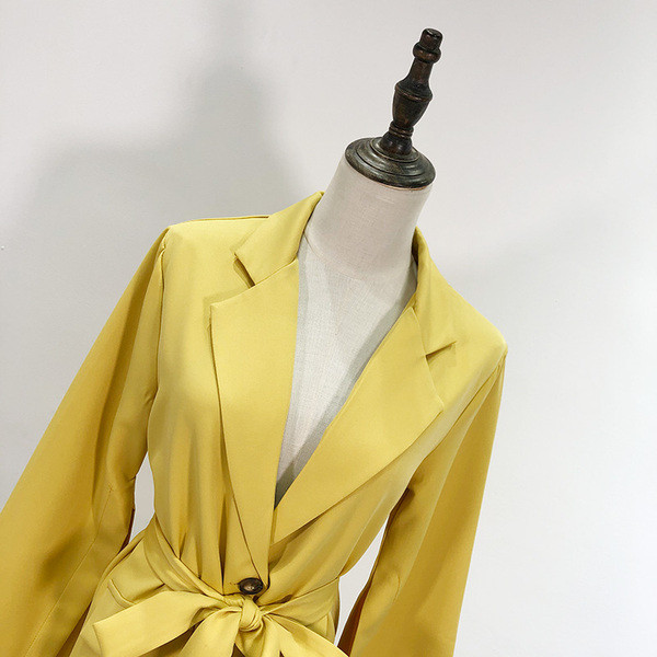 Jachetă modernă de primăvară-toamnă cu decolteu adânc și curea de culoare galbenă