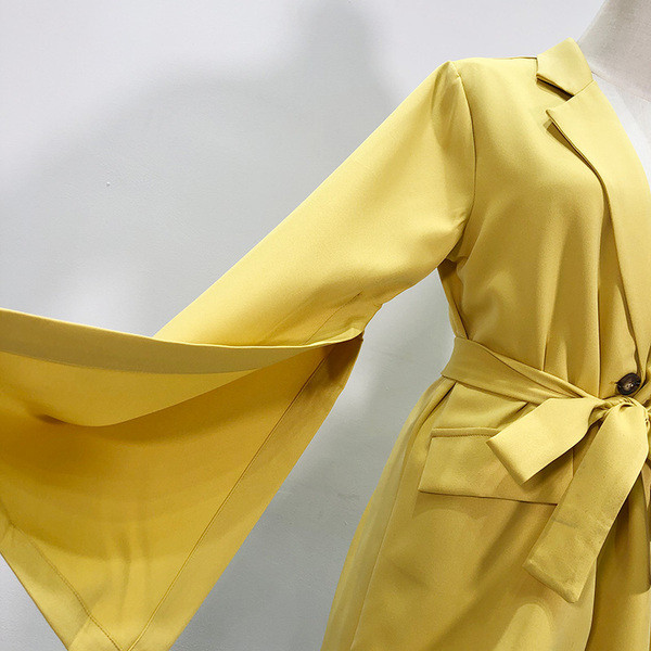 Jachetă modernă de primăvară-toamnă cu decolteu adânc și curea de culoare galbenă