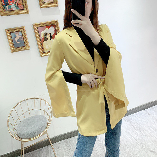 Jachetă modernă de primăvară-toamnă cu decolteu adânc și curea de culoare galbenă