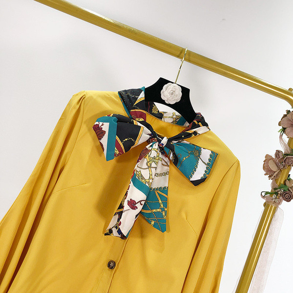 Modern női ing sárga széles modellben, nyakkivágásánál gombokkal és megkötővel