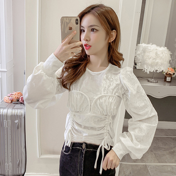 Modern női bársony blúz fekete-fehér színben, kerek nyakkivágással