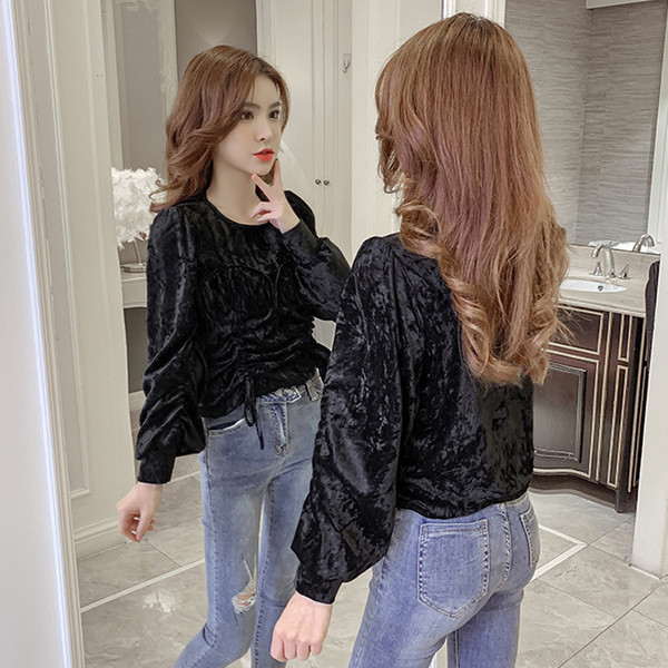 Modern női bársony blúz fekete-fehér színben, kerek nyakkivágással