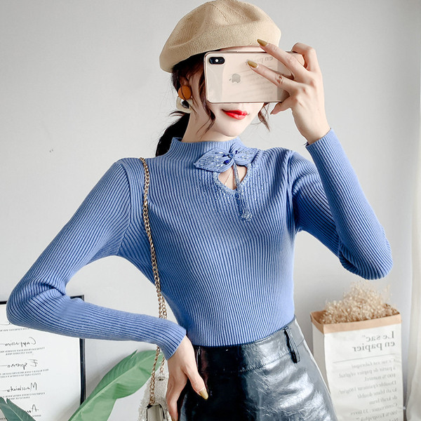 Pulover de dama cu pietre si panglica pe guler in albastru, alb, roz si negru