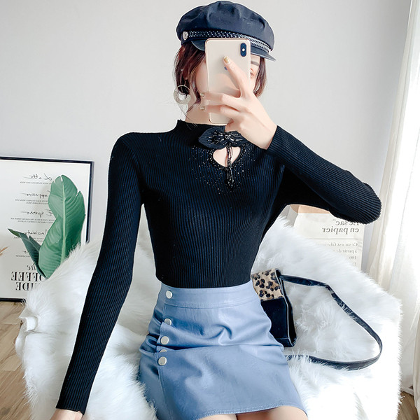 Pulover de dama cu pietre si panglica pe guler in albastru, alb, roz si negru