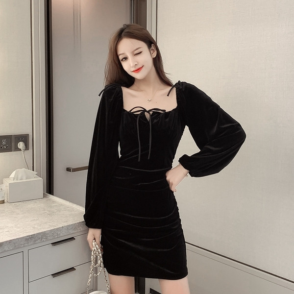 Stílusos női bársonyruha fekete színben, szögletes nyakkivágással és megkötővel