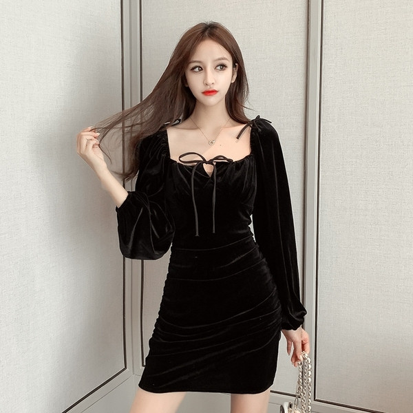 Stílusos női bársonyruha fekete színben, szögletes nyakkivágással és megkötővel