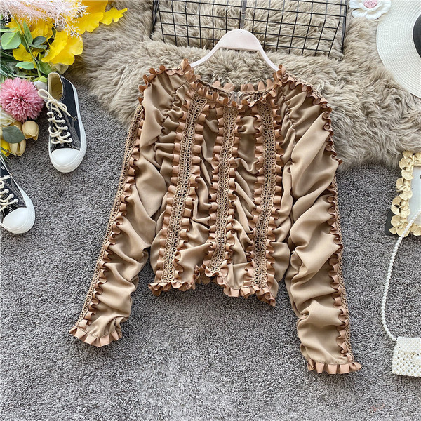 Modern női blúz csupasz váll és hosszú ujjú fekete, fehér és bézs színben