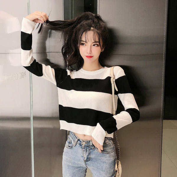 Női rövid pulóver négy színben, kerek nyakkivágással és hosszú ujjal