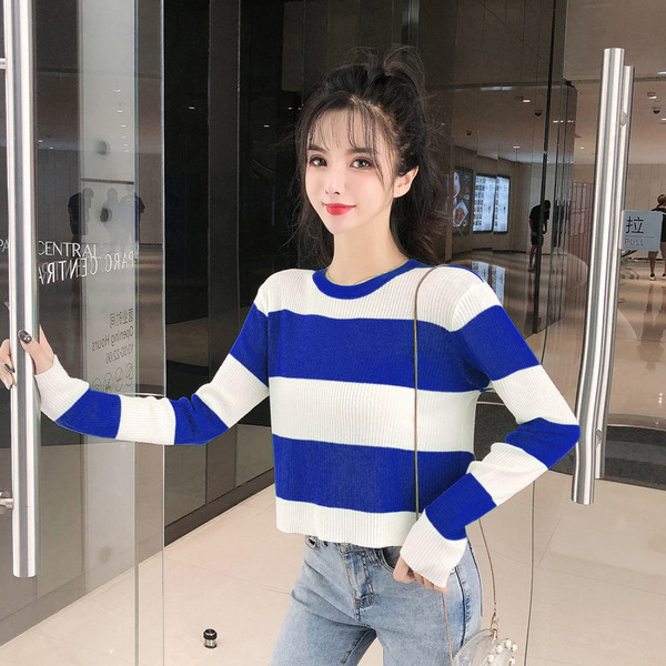 Női rövid pulóver négy színben, kerek nyakkivágással és hosszú ujjal