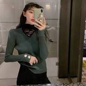 Γυναικείο πουλόβερ με V λαιμόκοψη και λουράκι σε μπεζ, πράσινο και μαύρο χρώμα