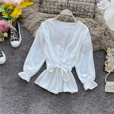 Stílusos női ing derékkötővel és sárga, piros, fehér, fekete és rózsaszín gombokkal