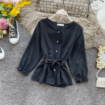 Stílusos női ing derékkötővel és sárga, piros, fehér, fekete és rózsaszín gombokkal