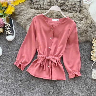 Stílusos női ing derékkötővel és sárga, piros, fehér, fekete és rózsaszín gombokkal