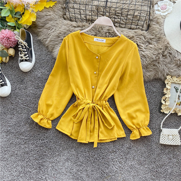 Stílusos női ing derékkötővel és sárga, piros, fehér, fekete és rózsaszín gombokkal