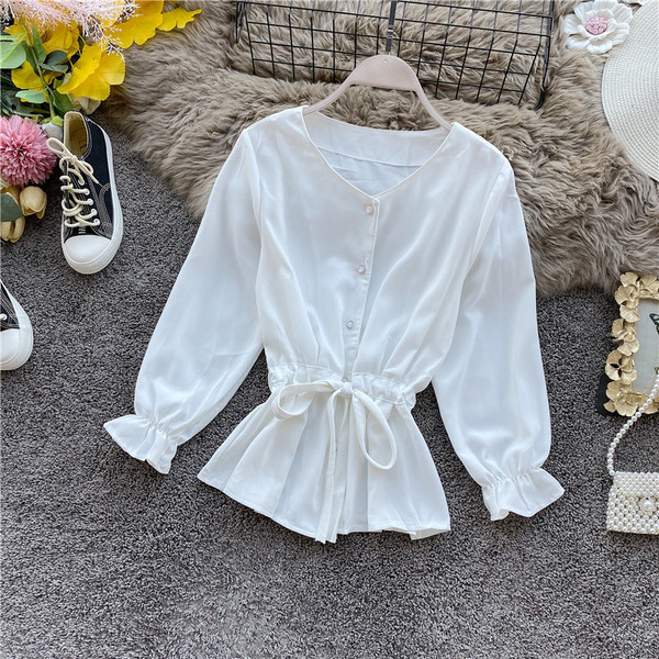 Stílusos női ing derékkötővel és sárga, piros, fehér, fekete és rózsaszín gombokkal