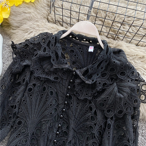 Cămașă elegantă de damă cu dantelă și mâneci lotus în alb și negru