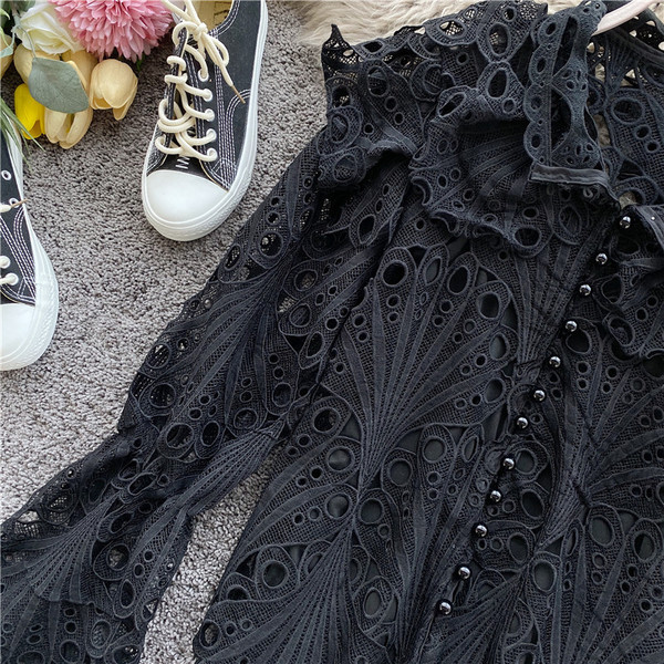 Cămașă elegantă de damă cu dantelă și mâneci lotus în alb și negru