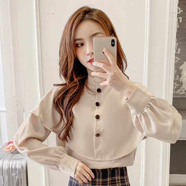 Cămașă modernă de damă în alb și bej cu mâneci lungi și pisici