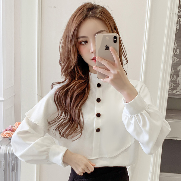 Cămașă modernă de damă în alb și bej cu mâneci lungi și pisici