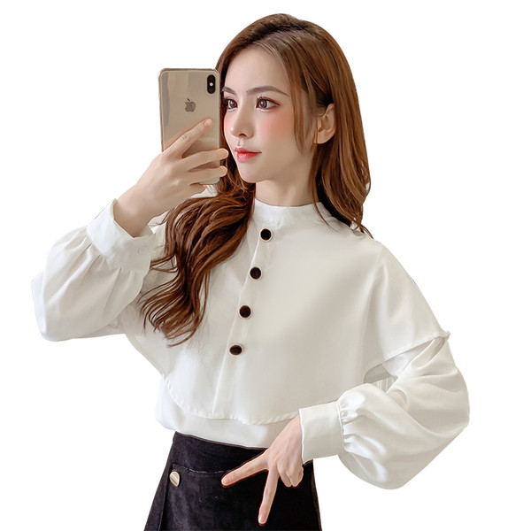 Cămașă modernă de damă în alb și bej cu mâneci lungi și pisici