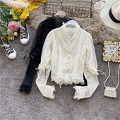 Modern női ing fekete-fehér csipkével és gombokkal